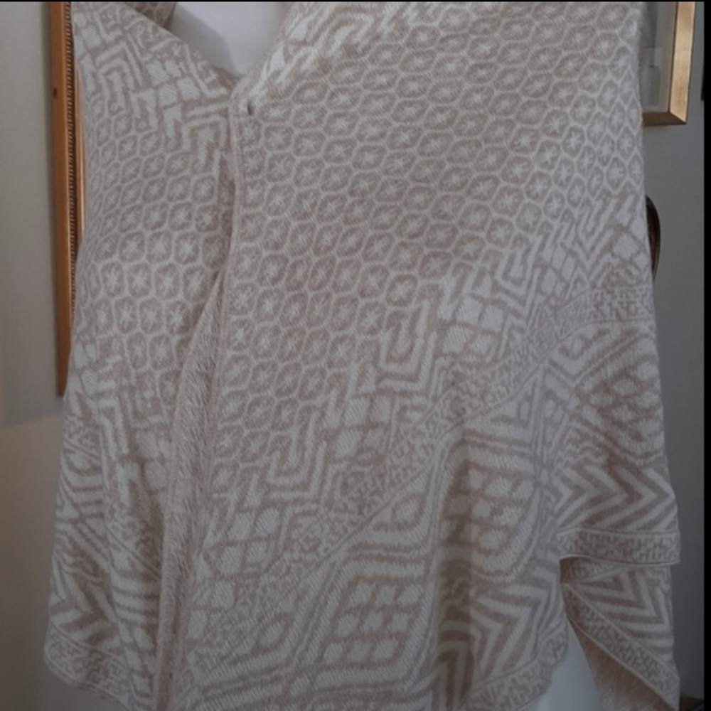 Bcbg Max azria shawl - Picture 3 of 4